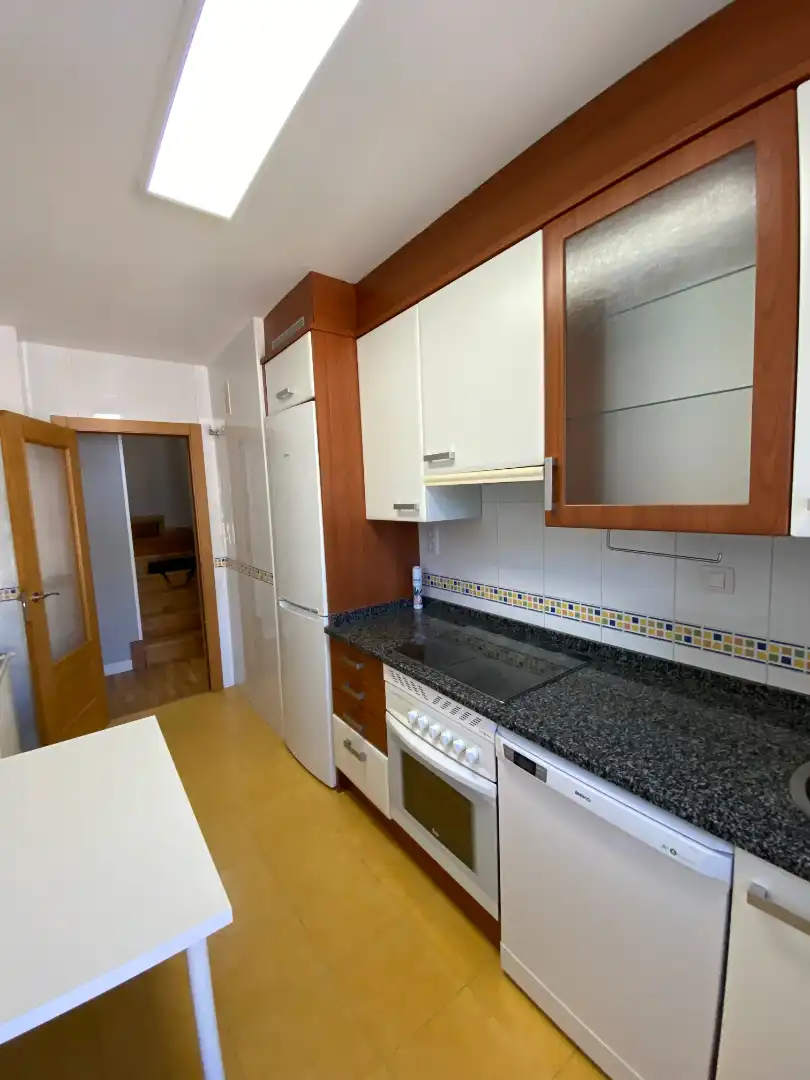 Cuina de Dúplex en venda en Oviedo  amb Calefacció i Terrassa