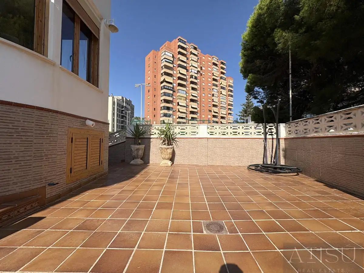 Terrasse von Einfamilien-Reihenhaus zur Miete in El Campello mit Klimaanlage, Heizung und Abstellraum