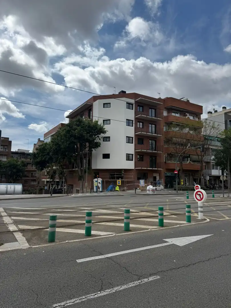 Vista exterior de Piso en venta en Cornellà de Llobregat con Calefacción, Parquet y Balcón