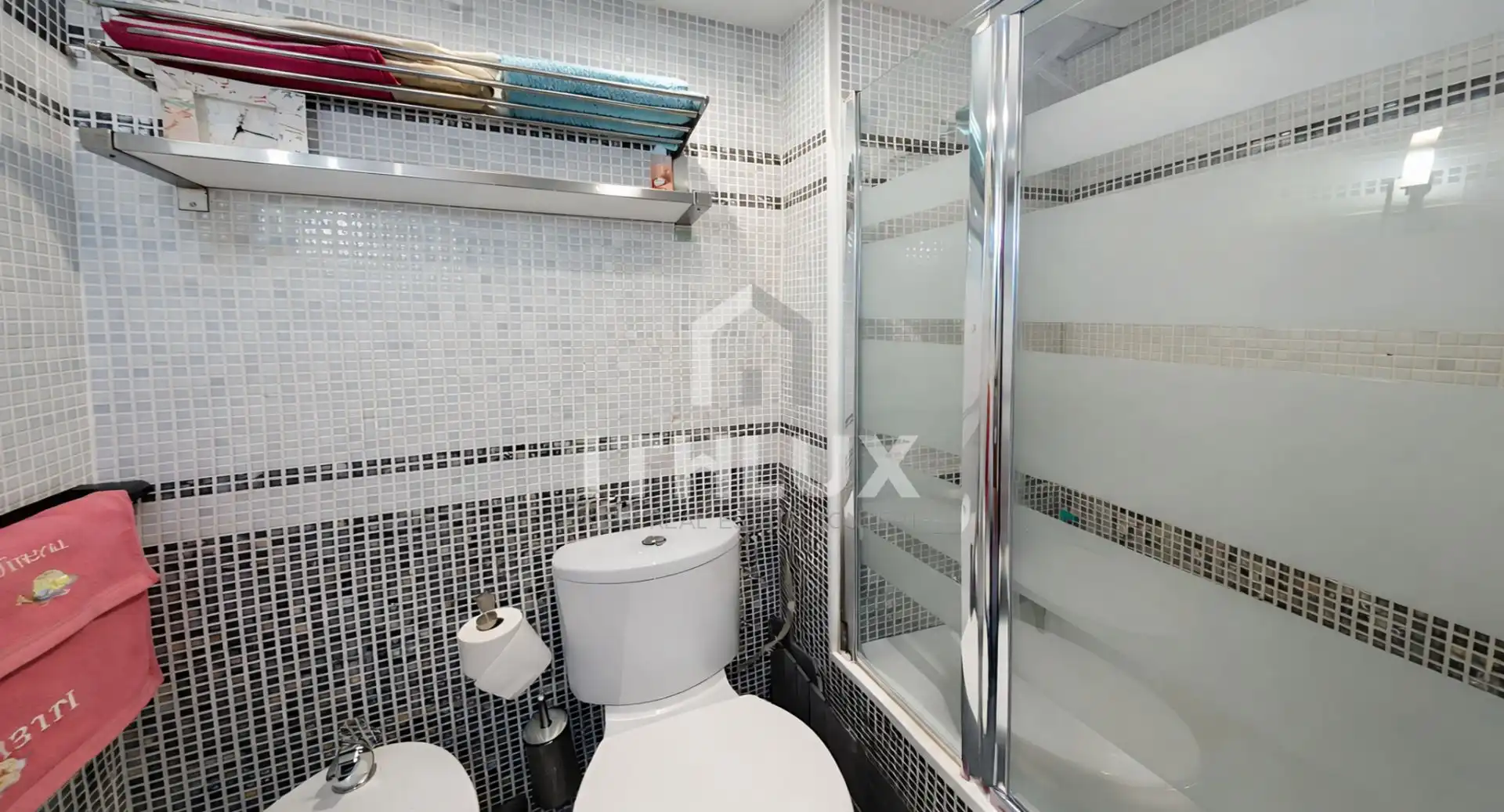 Bathroom of Flat for sale in Sevilla  with Air Conditioner and Terrace