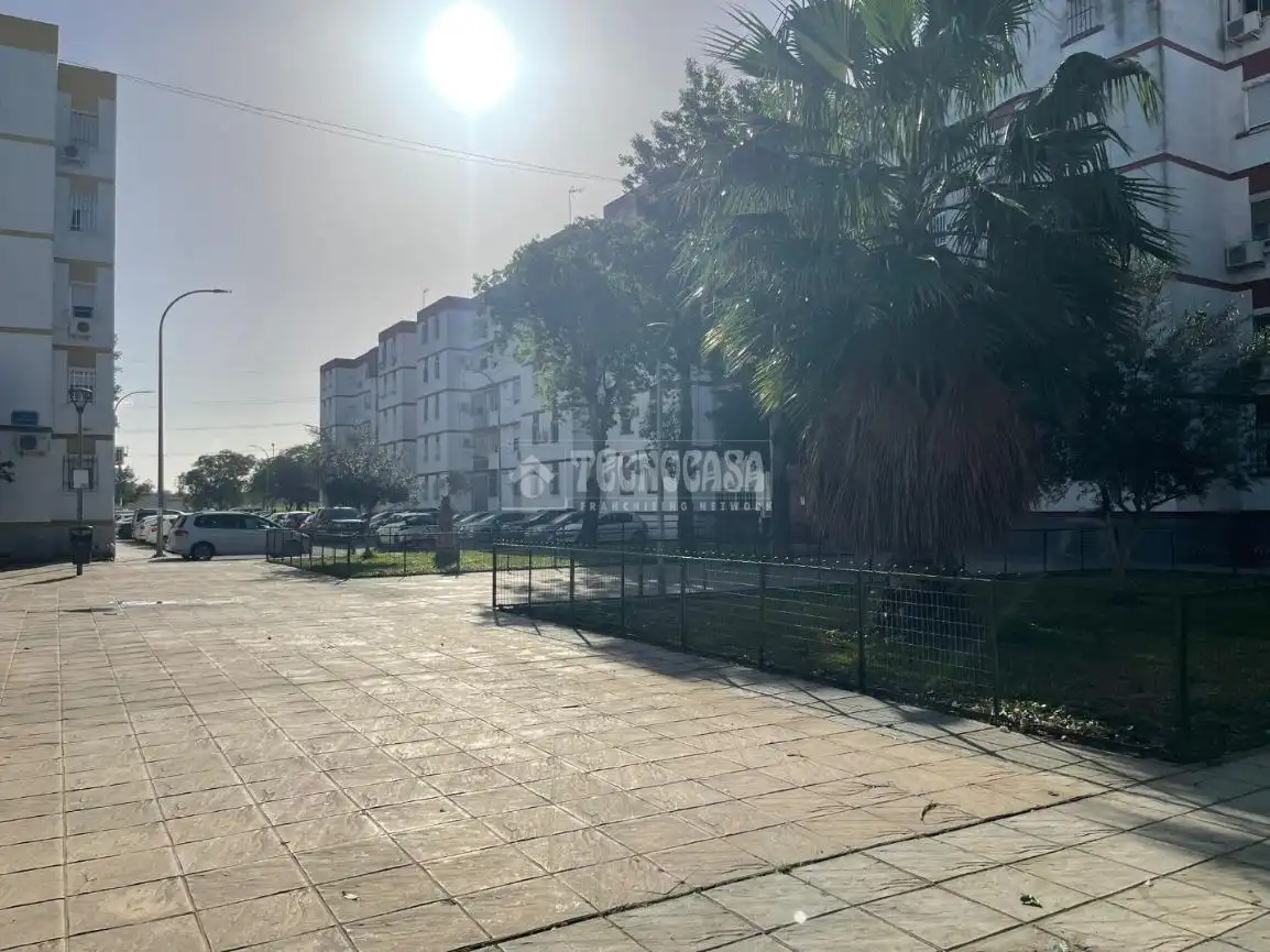 Exterior view of Flat for sale in Sevilla  with Air Conditioner and Balcony