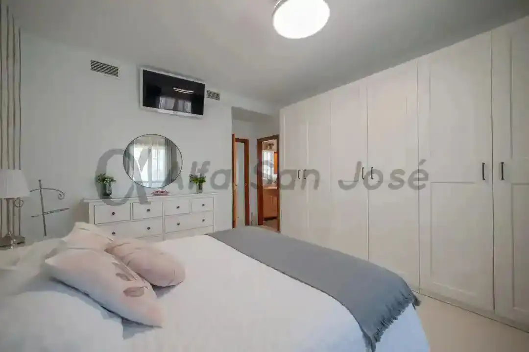 Dormitori de Casa adosada en venda en La Rinconada amb Aire condicionat i Moblat