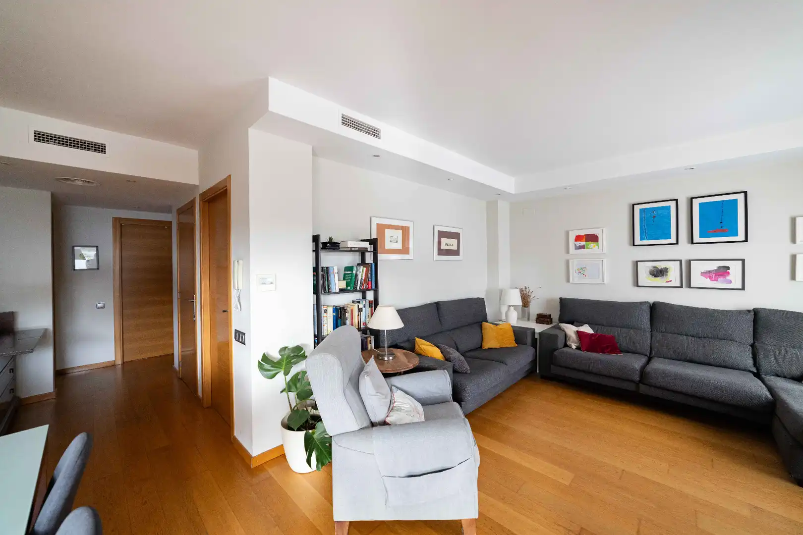 Sala d'estar de Casa adosada en venda en L'Eliana amb Aire condicionat, Terrassa i Alarma