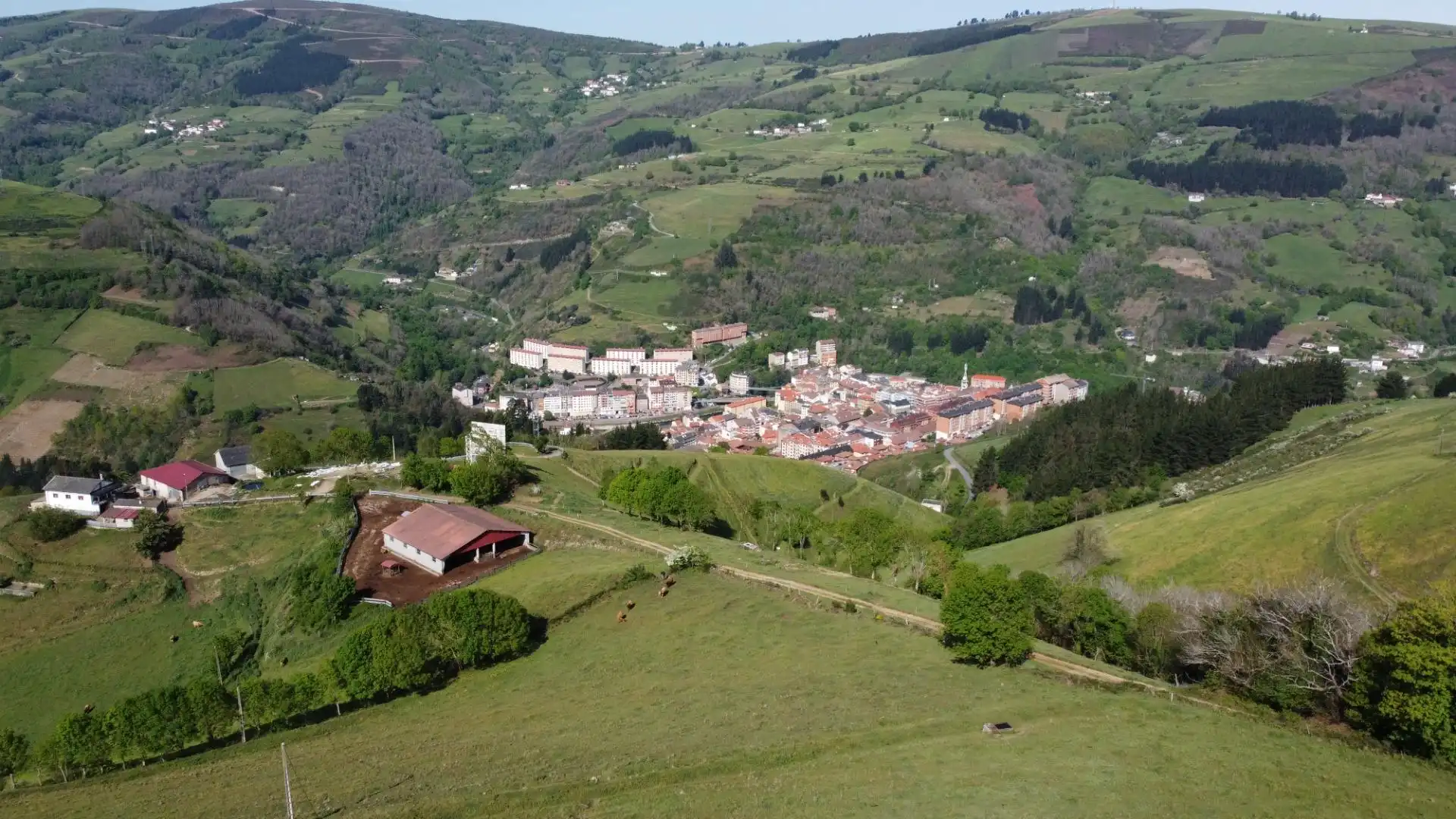 Vista exterior de Casa o xalet en venda en Cangas del Narcea amb Calefacció, Terrassa i Moblat
