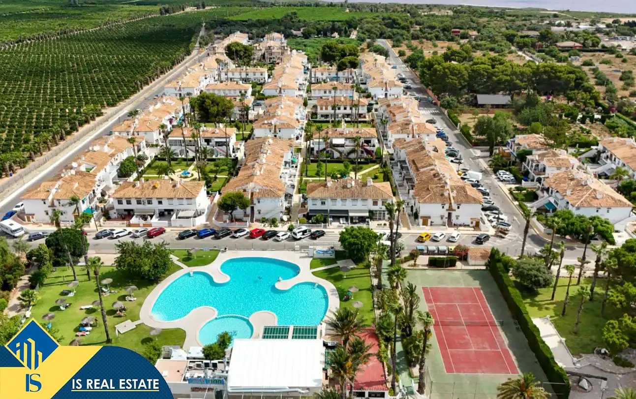 Vista exterior de Casa o xalet en venda en Torrevieja amb Aire condicionat, Calefacció i Terrassa