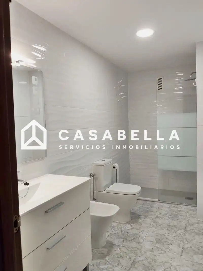 Bathroom of Flat for rent in Burjassot  with Air Conditioner, Heating and Furnished