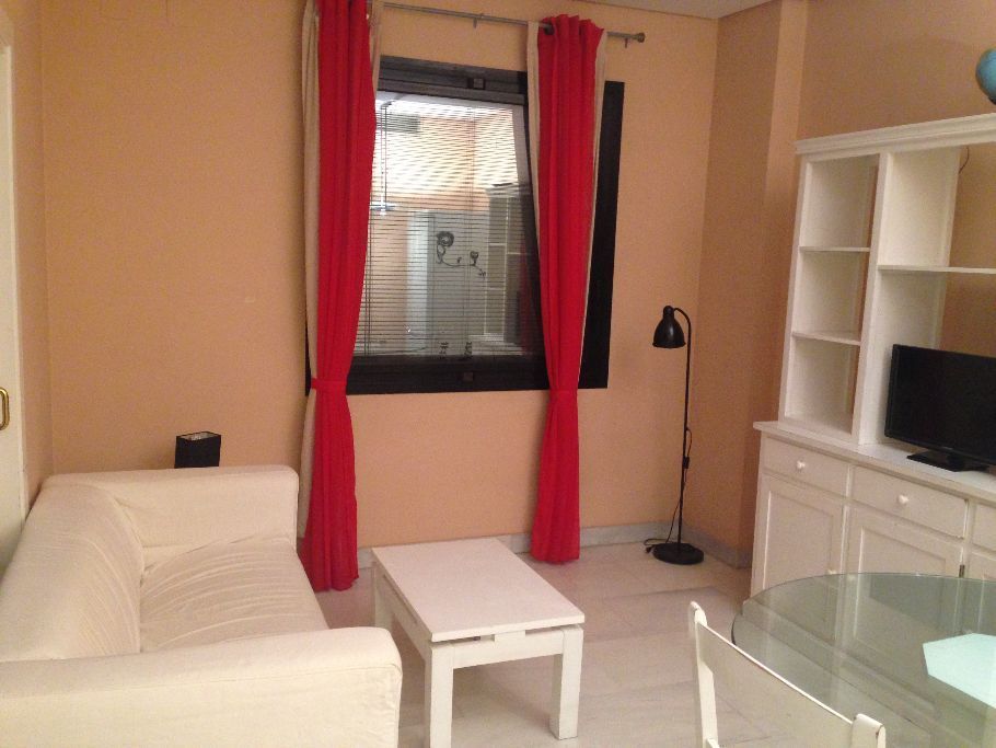 Dormitori de Apartament de lloguer en  Sevilla Capital amb Aire condicionat, Calefacció i Moblat