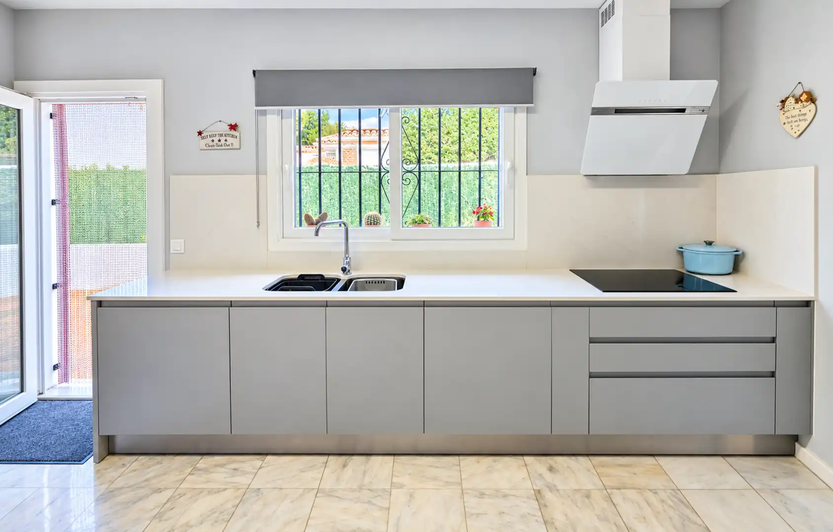 Kitchen of Houses for sale in La Duquesa