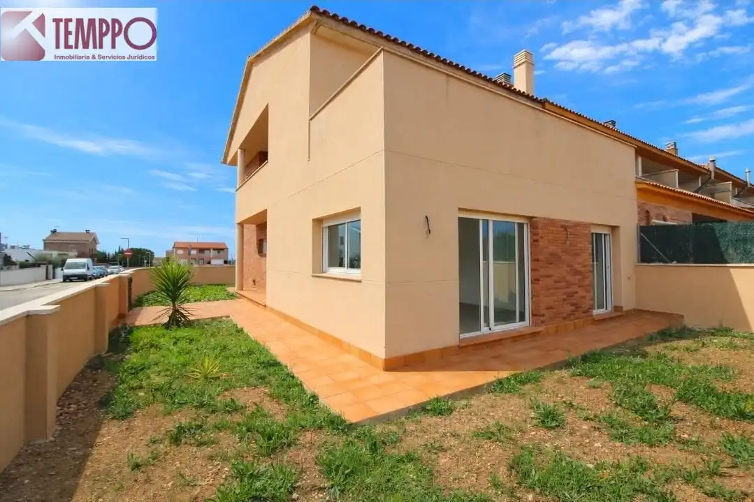 Vista exterior de Casa adosada en venta en Llorenç del Penedès con Calefacción, Jardín privado y Terraza