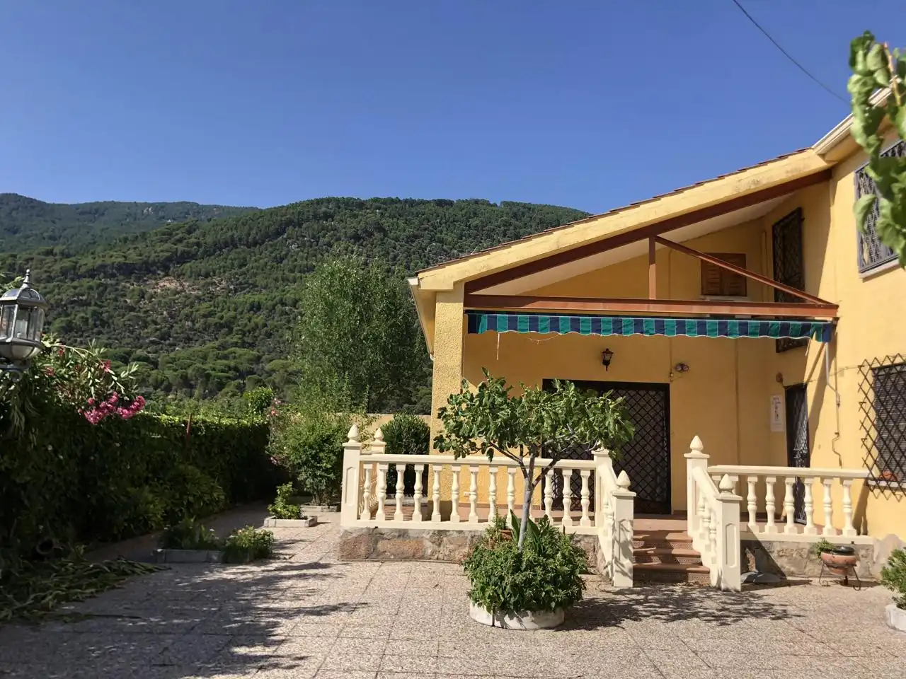 Vista exterior de Casa adosada en venta en La Adrada  con Aire acondicionado, Calefacción y Jardín privado