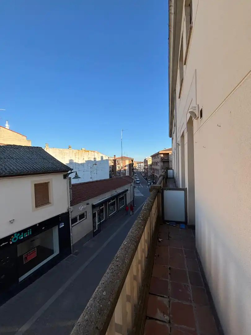 Außenansicht von Wohnung zum Verkauf in Cuéllar mit Heizung, Parkett und Terrasse