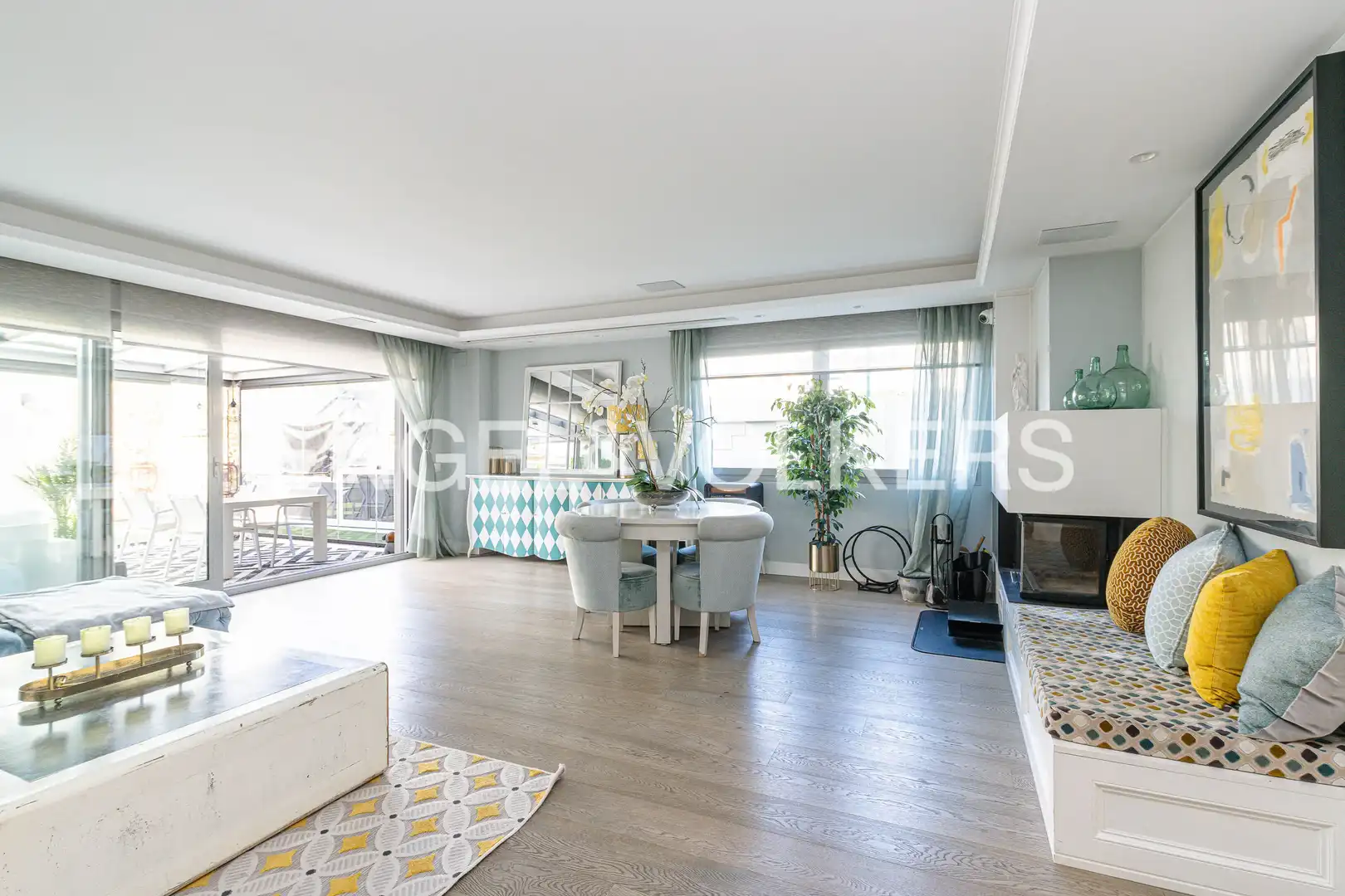 Sala de estar de Casa adosada en venta en Pozuelo de Alarcón con Aire acondicionado, Calefacción y Jardín privado