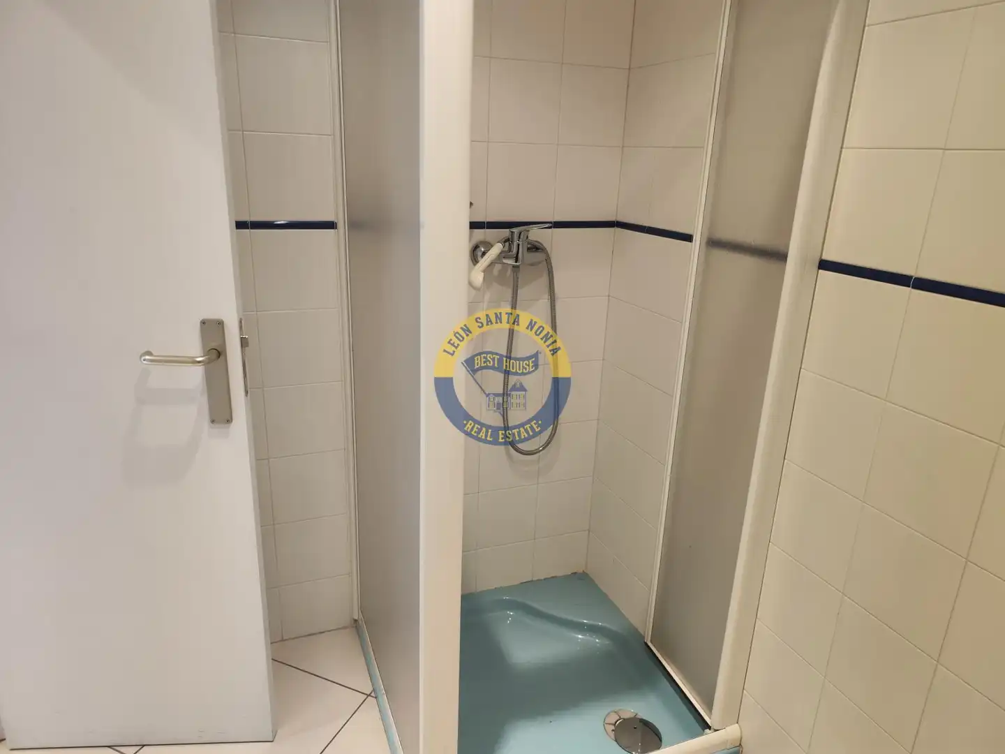 Baño de Oficina de alquiler en León Capital  con Calefacción y Amueblado