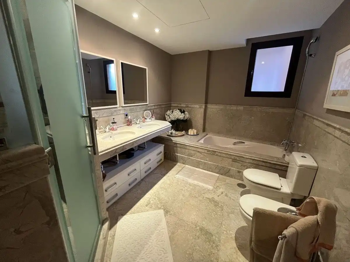 Bany de Apartament en venda en Marbella amb Aire condicionat, Jardí privat i Terrassa