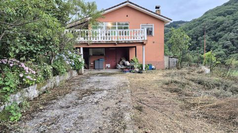 Casa en venta en Belmonte De Miranda, 3 dormitorios.