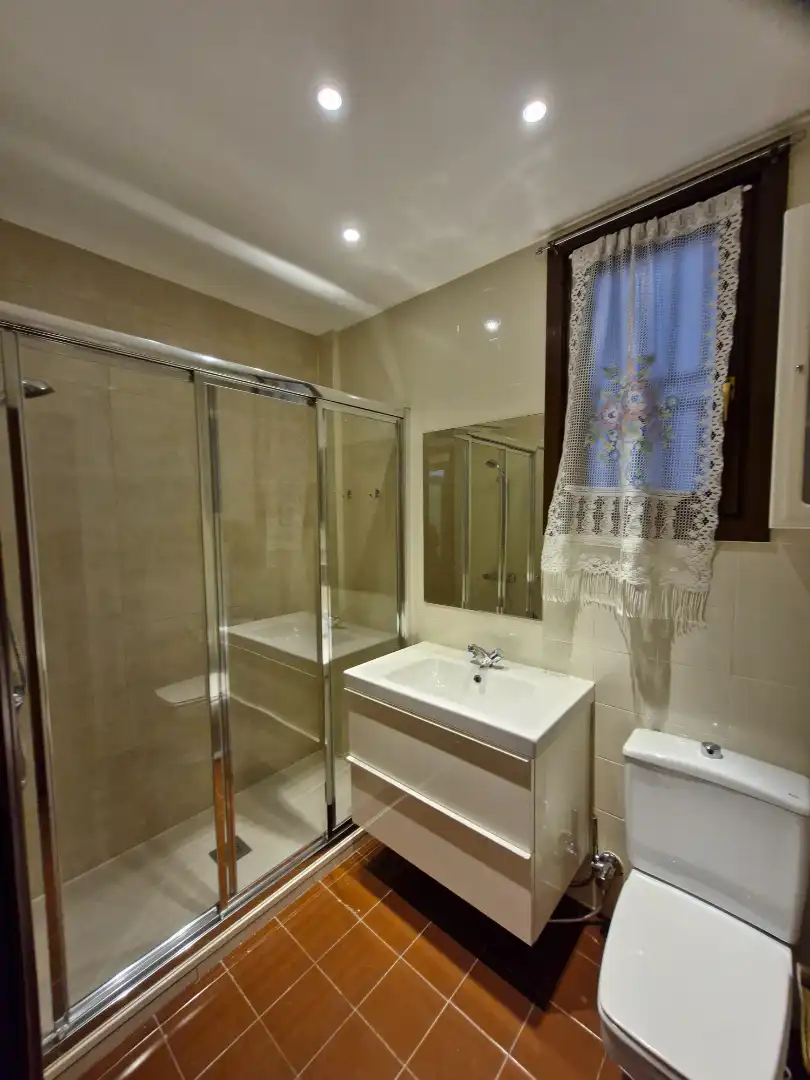 Baño de Piso de alquiler en Bilbao  con Calefacción, Parquet y Amueblado