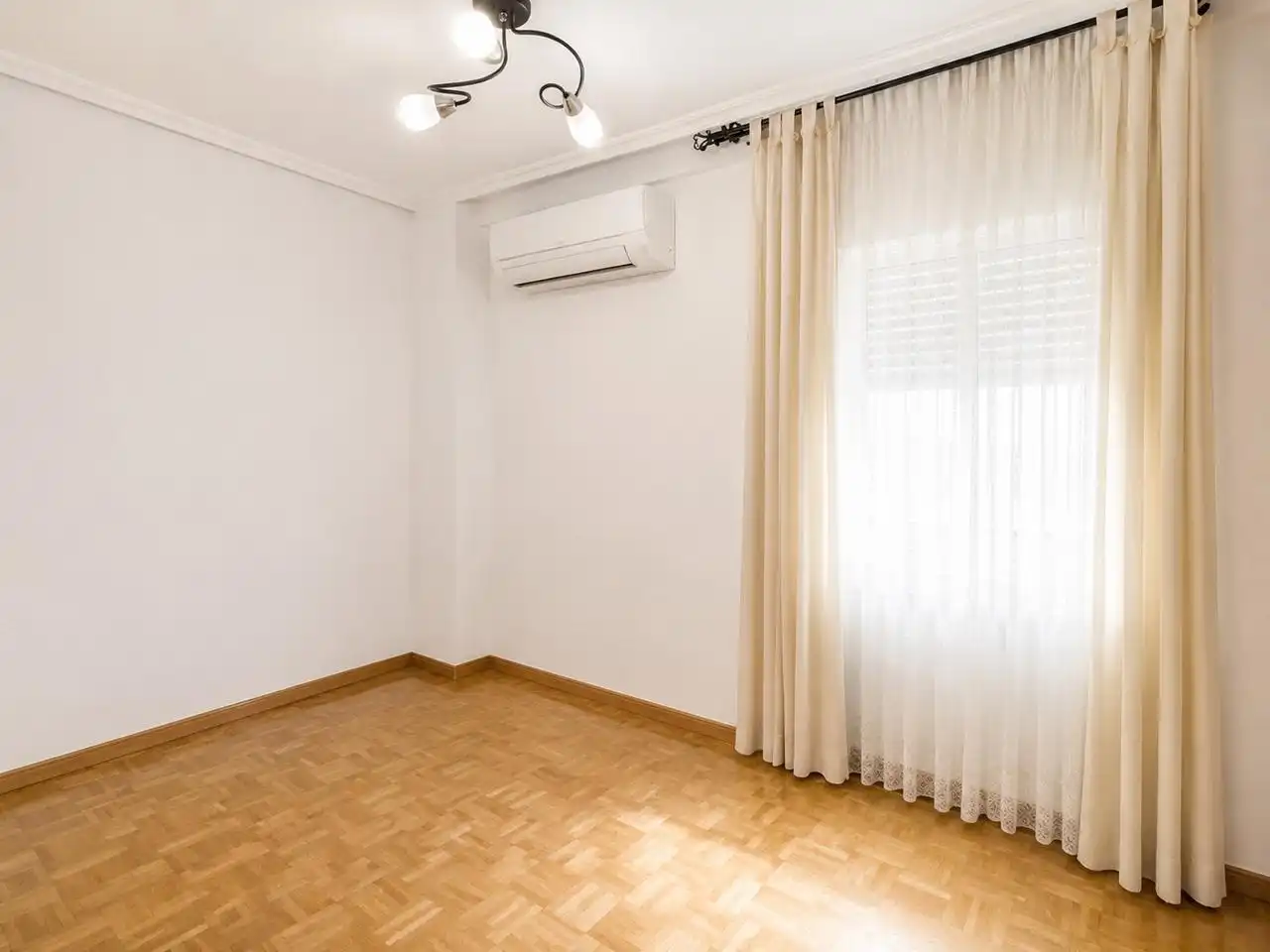 Schlafzimmer von Wohnung zum Verkauf in Madrid mit Klimaanlage, Heizung und Parkett