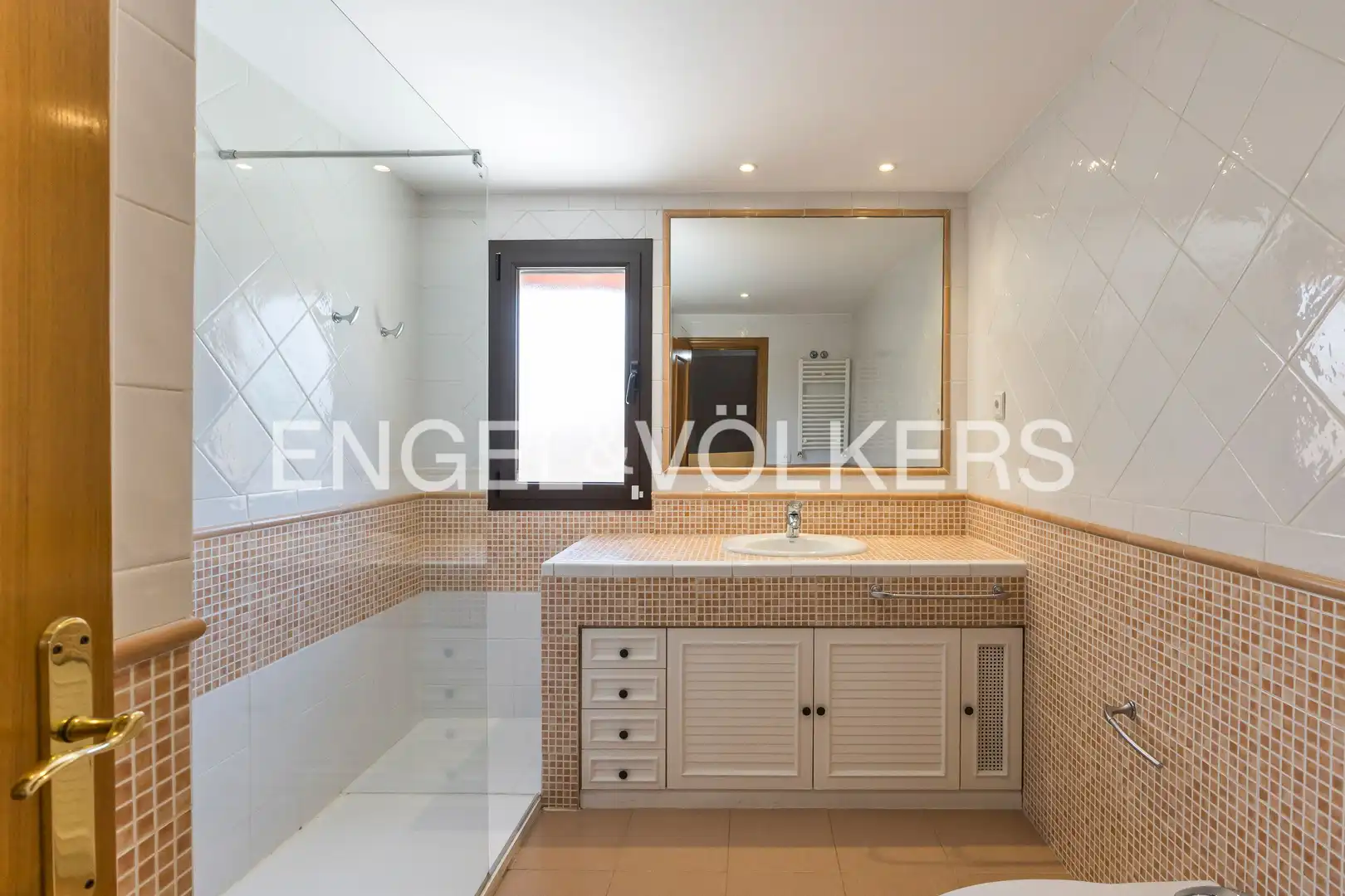 Badezimmer von Einfamilien-Reihenhaus zum Verkauf in Villanueva del Pardillo mit Klimaanlage, Heizung und Privatgarten