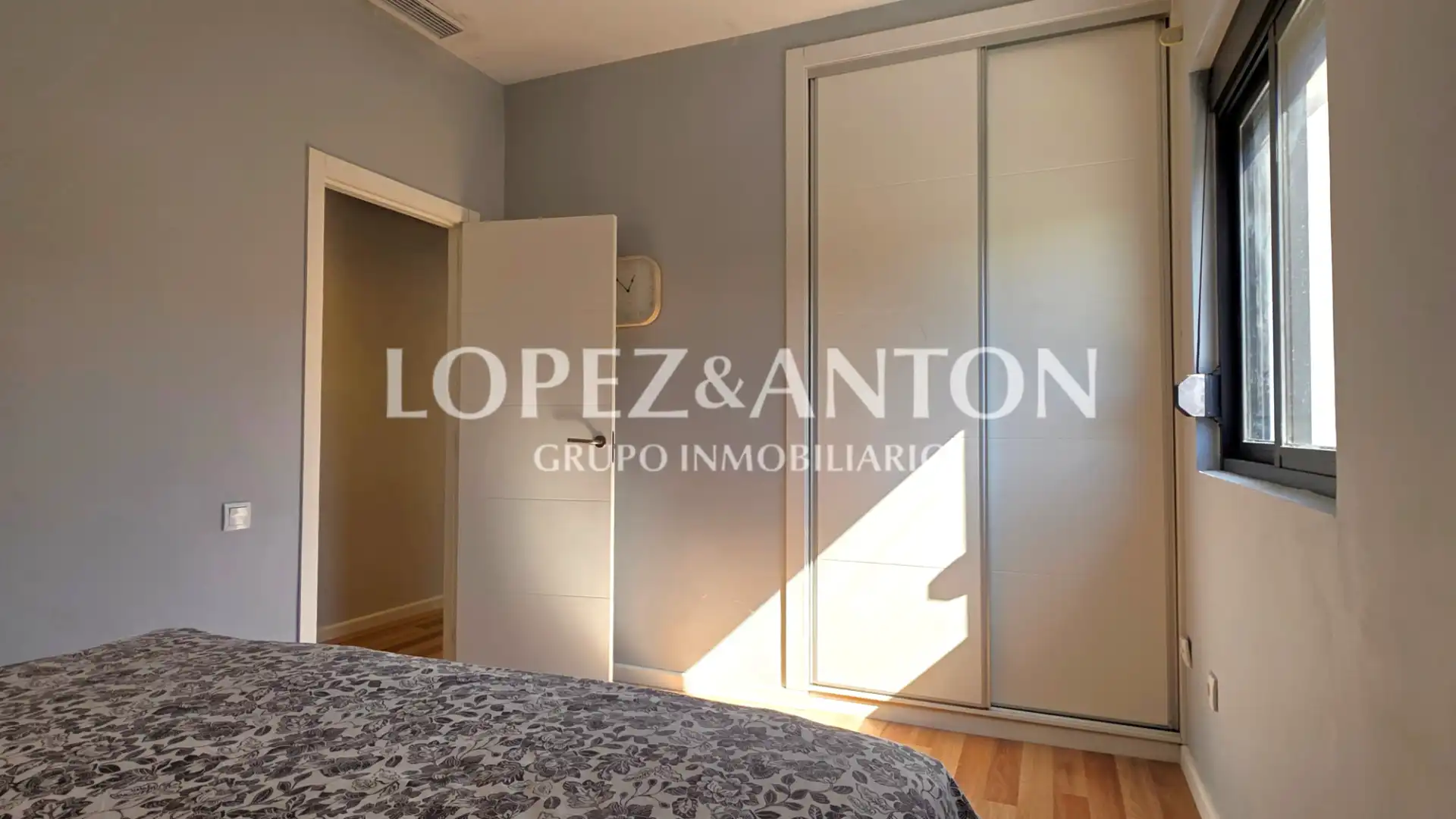 Bedroom of Houses for sale in L'Eliana  with Air Conditioner, Private garden and Parquet flooring