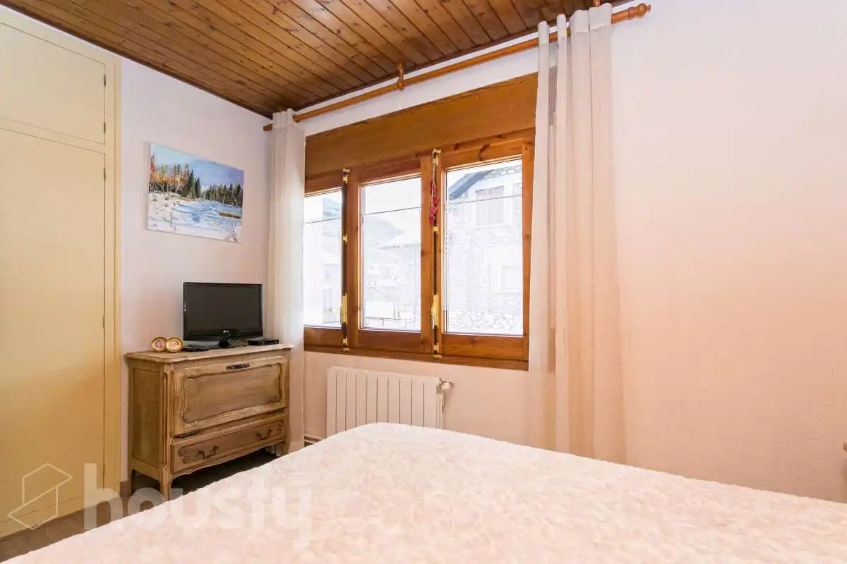 Bedroom of Flat for sale in Alp  with Air Conditioner, Heating and Terrace