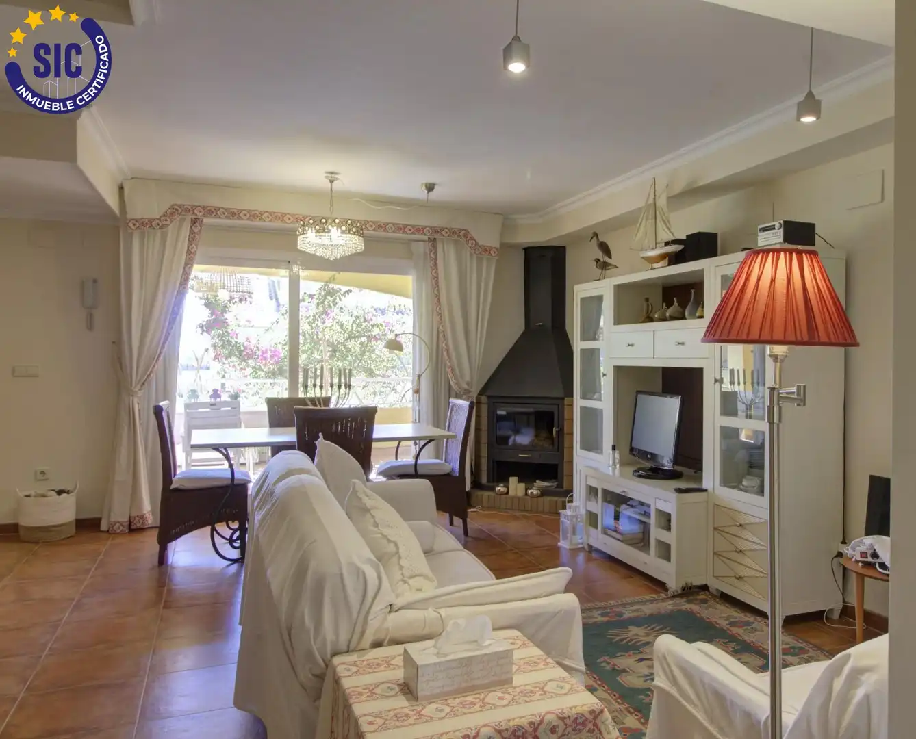 Sala d'estar de Casa adosada en venda en Sagunto / Sagunt amb Aire condicionat, Calefacció i Jardí privat
