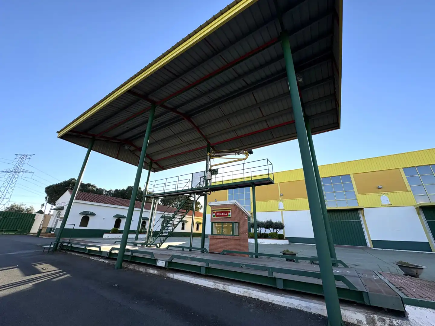 Außenansicht von Fabrikhallen zur Miete in Cedillo del Condado mit Heizung