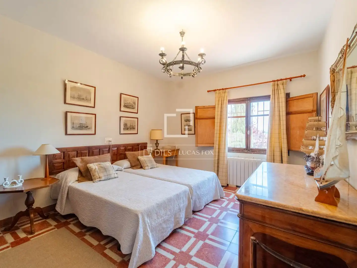 Dormitori de Finca rústica en venda en Requena amb Calefacció, Jardí privat i Terrassa