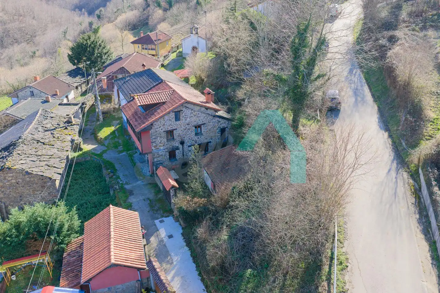 Vista exterior de Casa adosada en venda en Aller amb Jardí privat, Terrassa i Traster