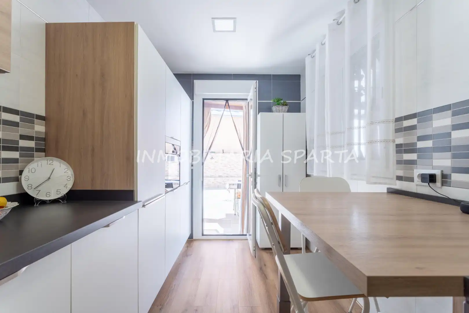Cocina de Casa adosada en venta en Villanueva del Ariscal con Aire acondicionado, Calefacción y Jardín privado