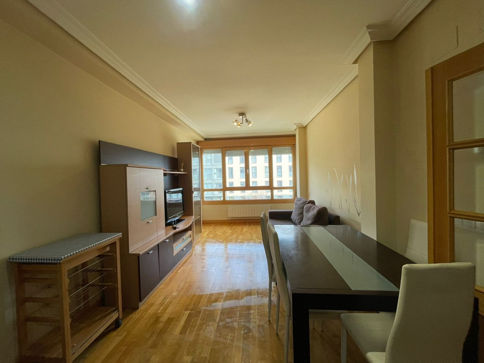 Living room of Flat to rent in Burgos Capital  with Heating, Private garden and Parquet flooring