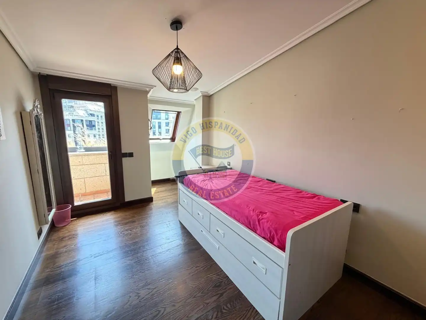 Schlafzimmer von Dachboden zur Miete in Vigo  mit Heizung, Parkett und Terrasse