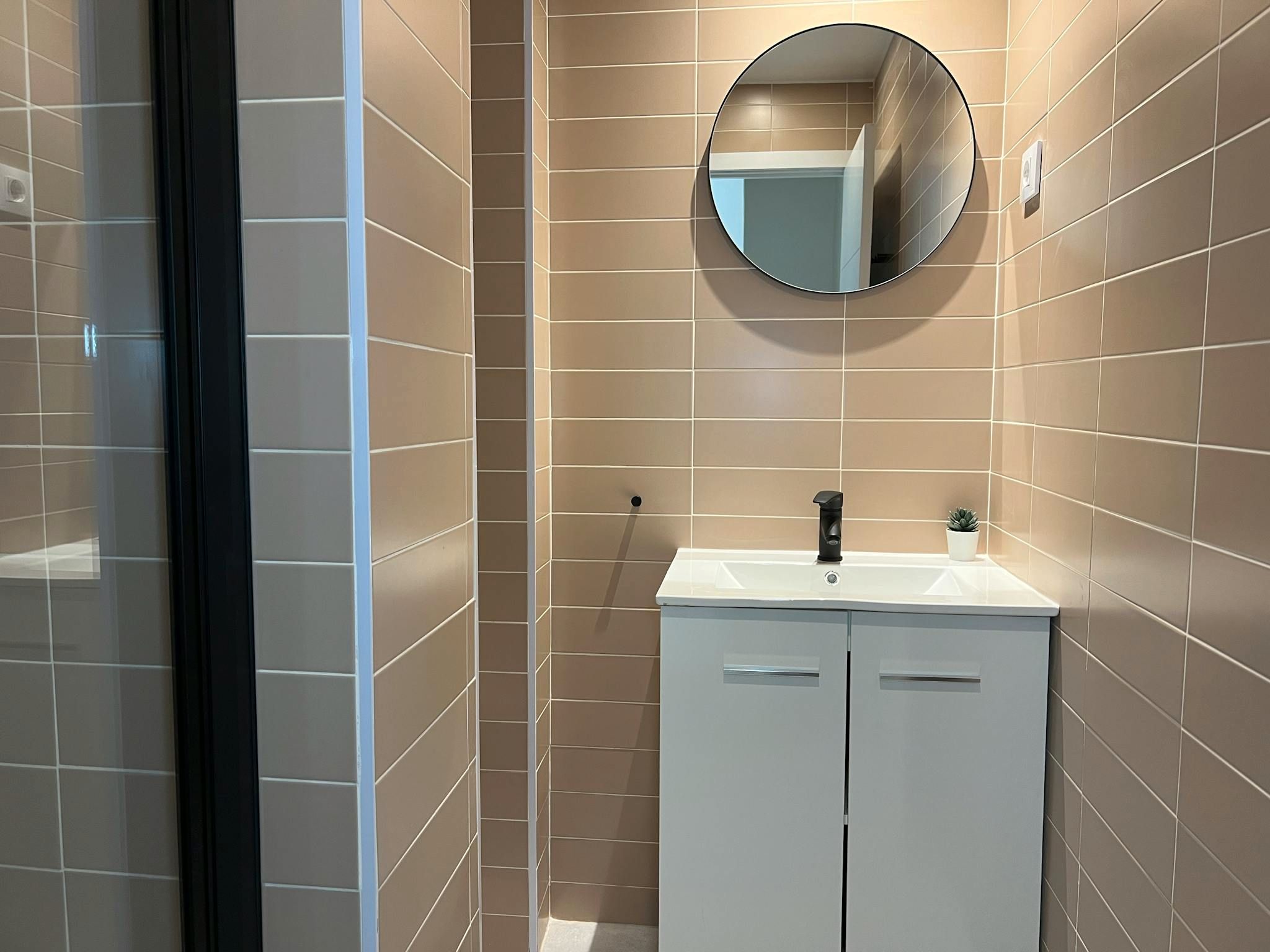 Bathroom of Flat to rent in  Madrid Capital  with Furnished, Washing machine and TV