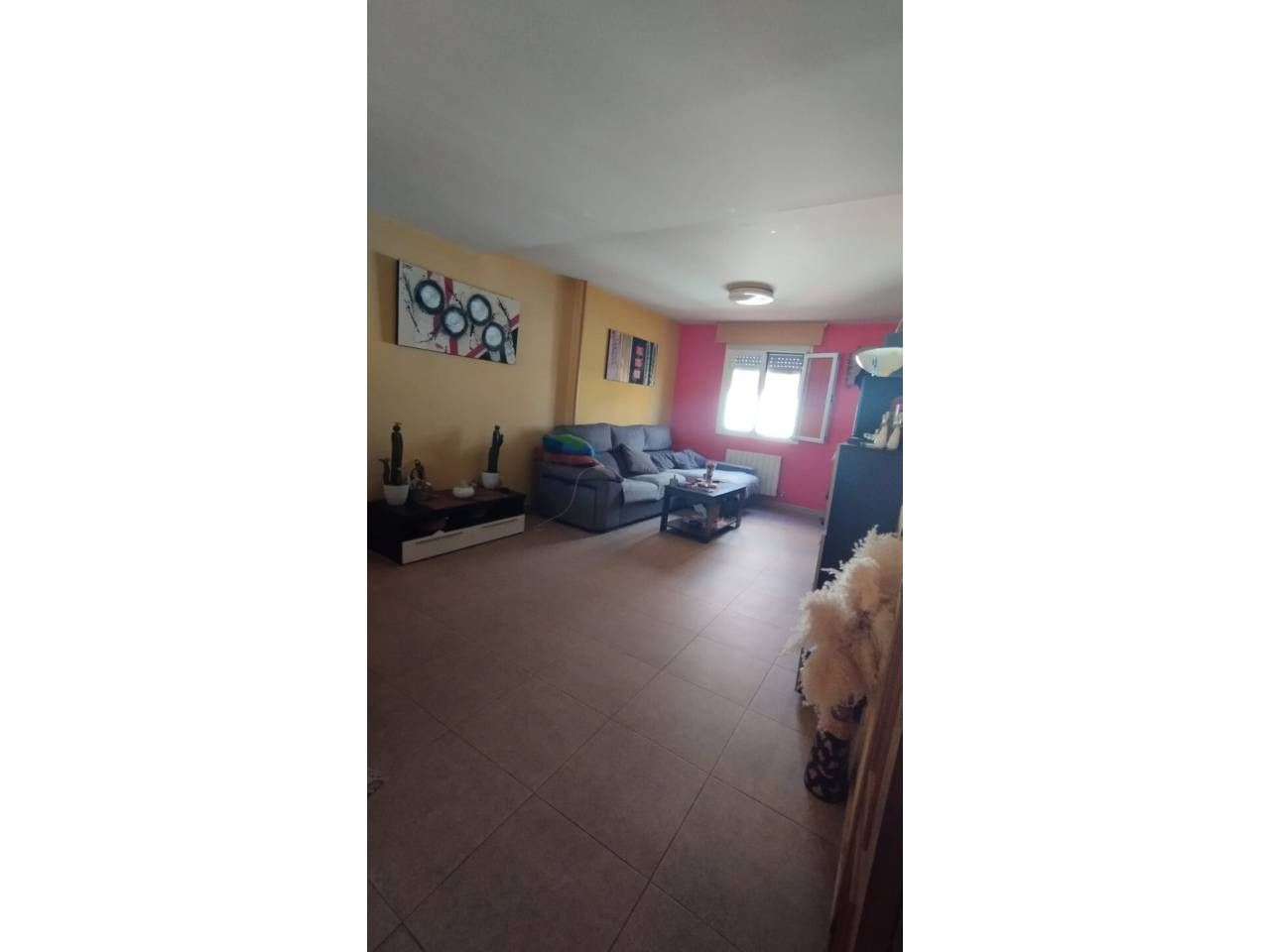 Wohnzimmer von Einfamilien-Reihenhaus zum Verkauf in Ocaña mit Heizung, Privatgarten und Möbliert