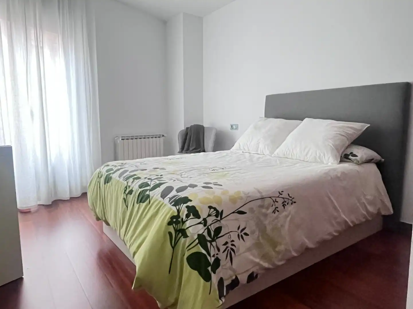 Dormitori de Pis de lloguer en León Capital  amb Calefacció, Parquet i Terrassa