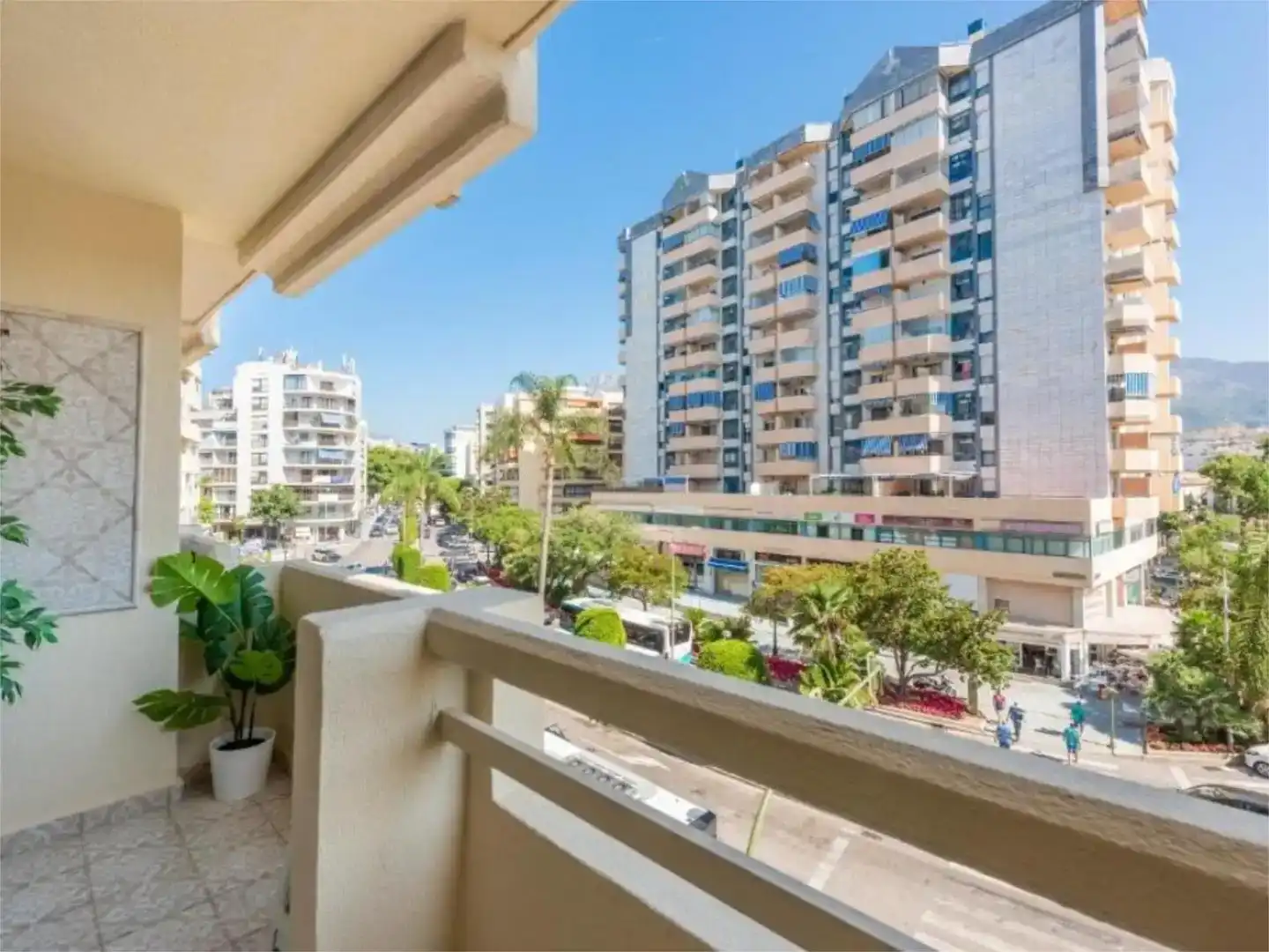 Außenansicht von Wohnung zur Miete in Marbella mit Klimaanlage, Schwimmbad und Balkon