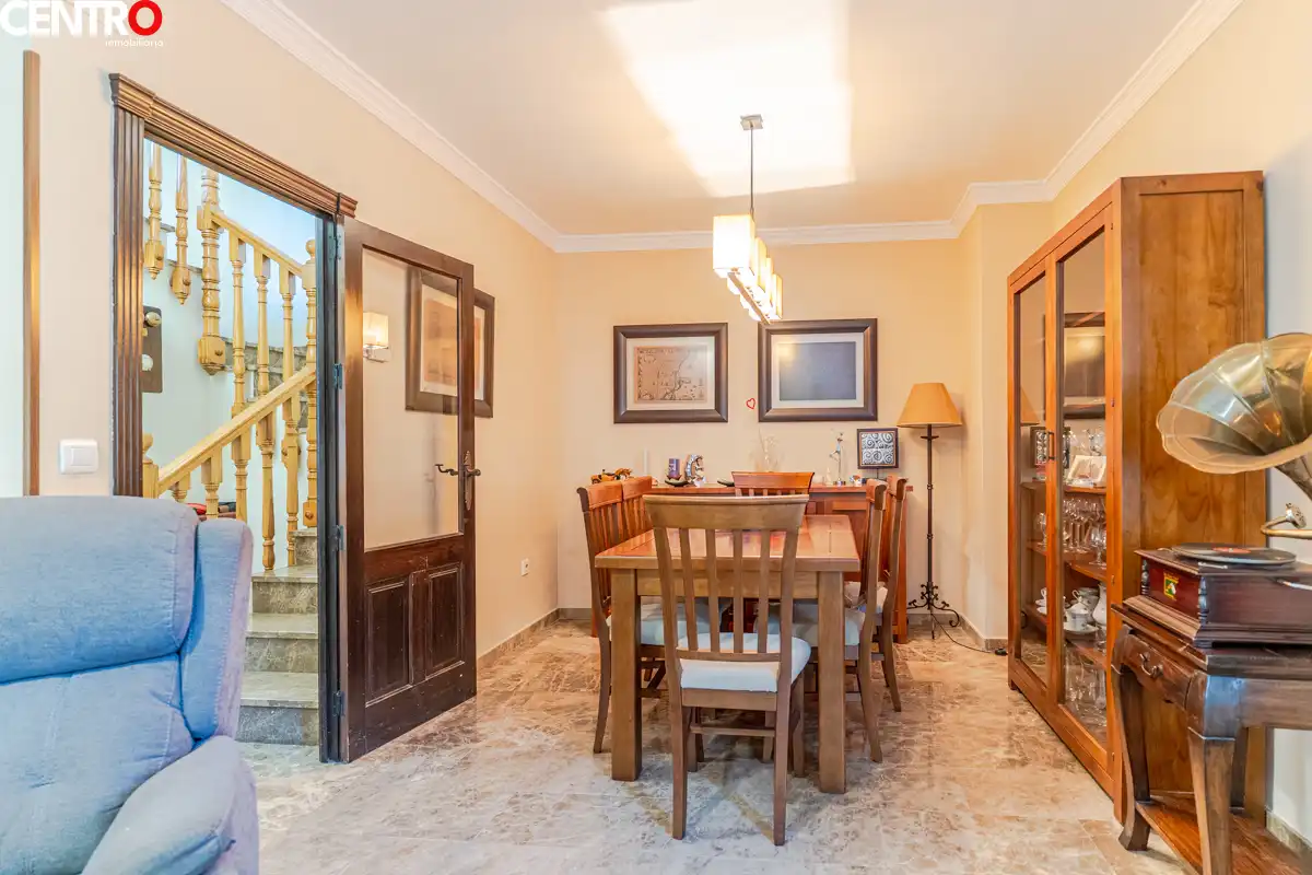 Comedor de Casa o chalet en venta en La Zubia con Aire acondicionado, Calefacción y Jardín privado