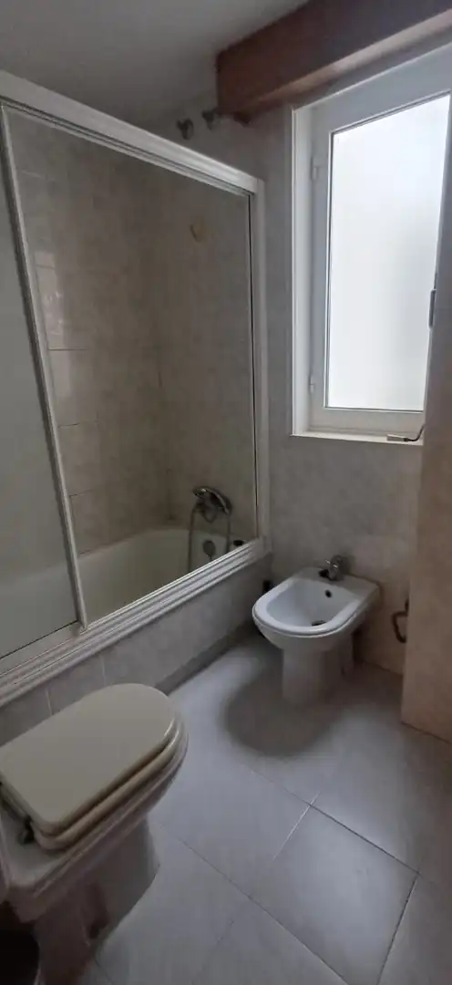 Baño de Piso de alquiler en Santiago de Compostela  con Calefacción, Jardín privado y Trastero
