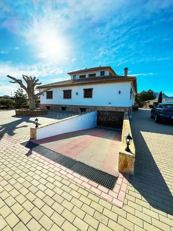 Vista exterior de Casa o xalet en venda en Orihuela amb Aire condicionat, Jardí privat i Traster