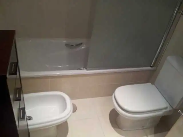 Bany de Pis de lloguer en Oviedo  amb Calefacció, Parquet i Traster