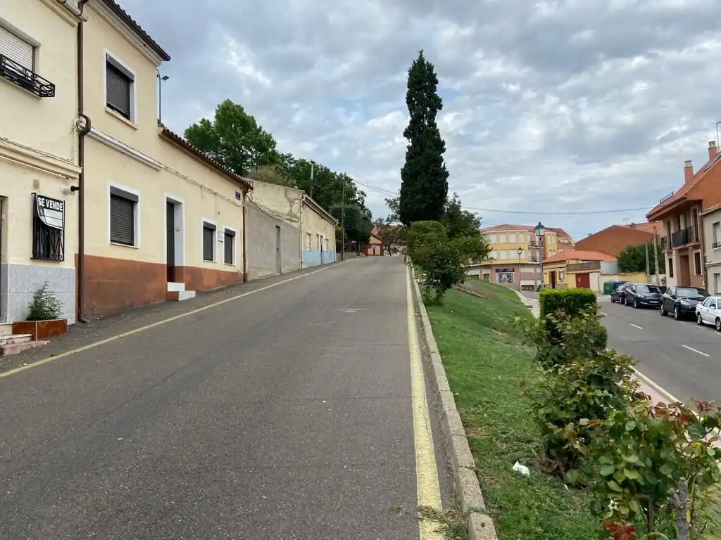 Außenansicht von Einfamilien-Reihenhaus zum Verkauf in Benavente