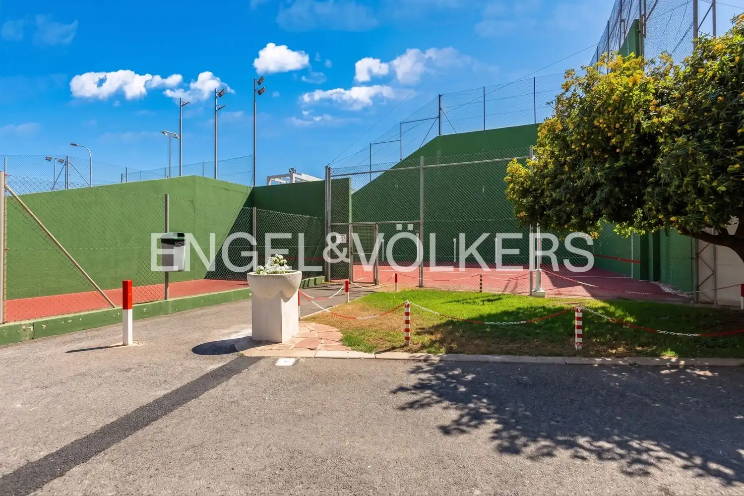 Vista exterior de Pis de lloguer en Valencia amb Calefacció, Terrassa i Piscina