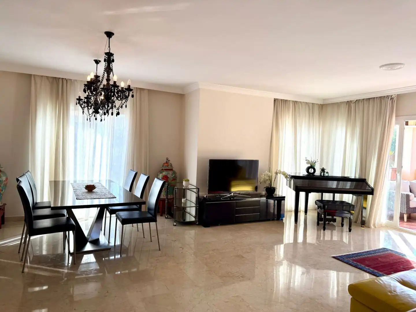 Sala d'estar de Apartament de lloguer en Estepona amb Aire condicionat, Terrassa i Piscina
