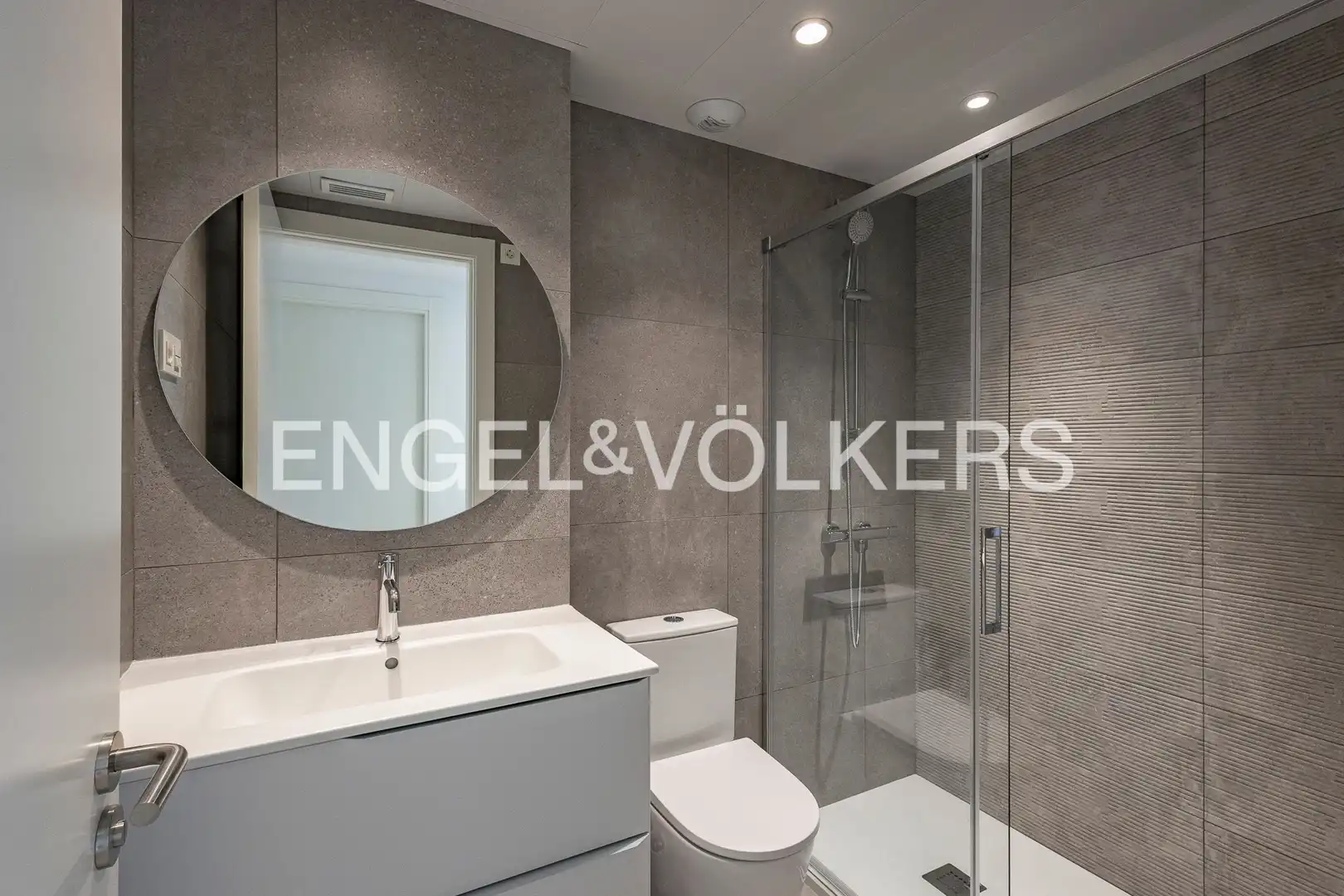 Badezimmer von Wohnung zur Miete in Esplugues de Llobregat mit Klimaanlage, Heizung und Parkett