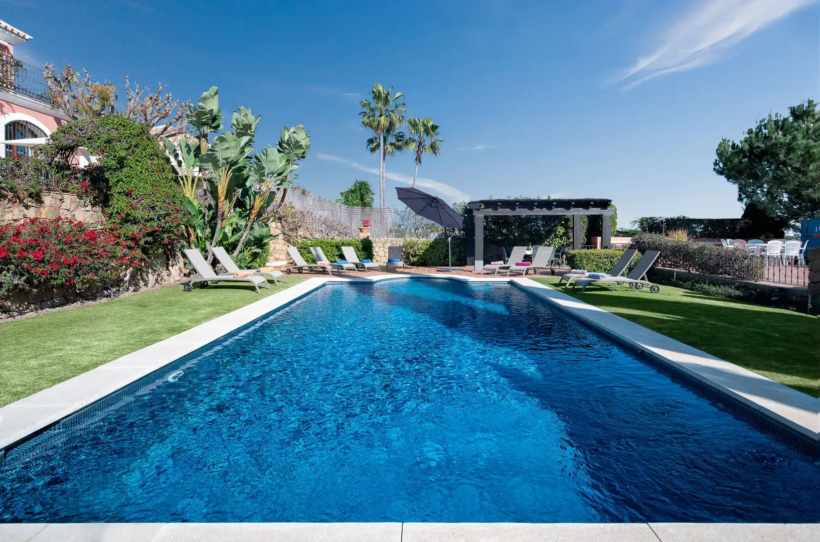 Piscina de Casa o chalet de alquiler en Estepona con Aire acondicionado, Jardín privado y Terraza