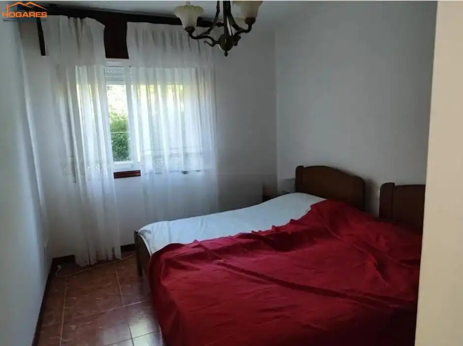 Dormitori de Casa o xalet en venda en Cangas  amb Piscina
