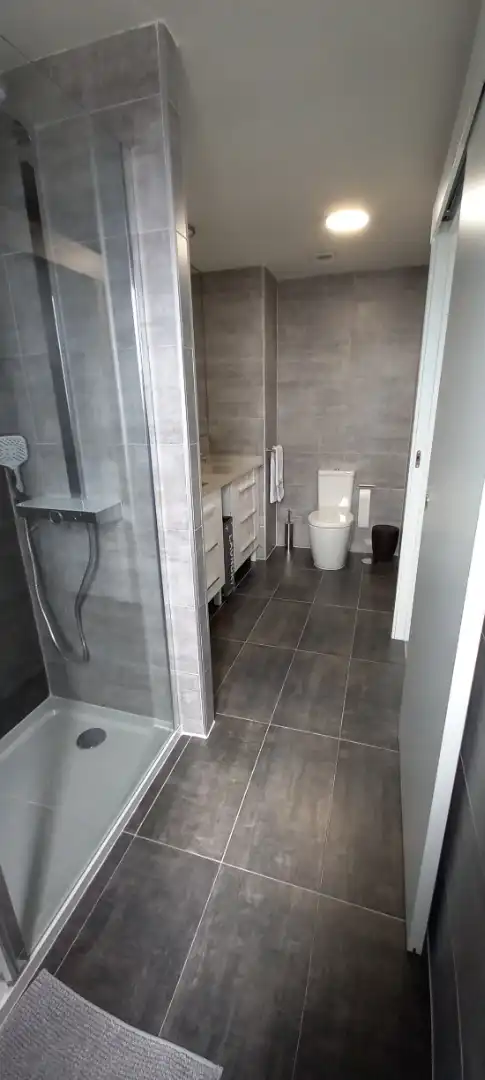 Badezimmer von Einfamilien-Reihenhaus zum Verkauf in Colmenar Viejo mit Klimaanlage, Heizung und Privatgarten