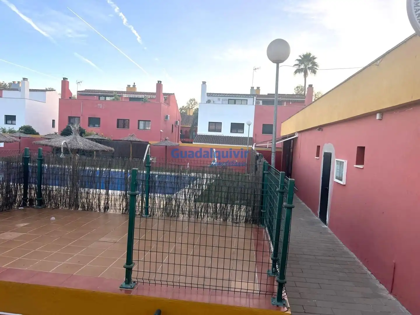 Vista exterior de Casa adosada en venda en Alcalá de Guadaira amb Jardí privat, Terrassa i Traster