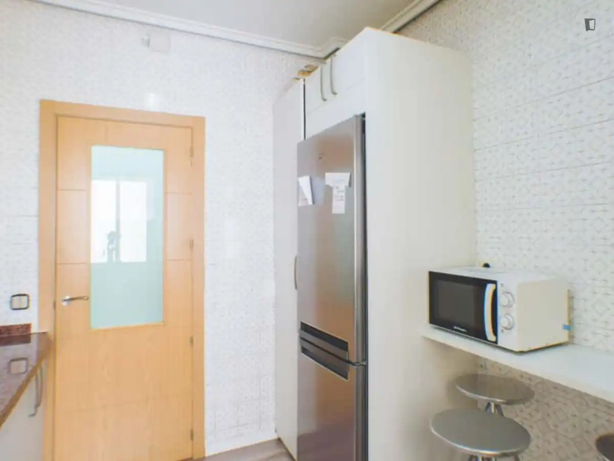 Cuina de Apartament per a compartir en Madrid amb Moblat, Forn i Rentadora