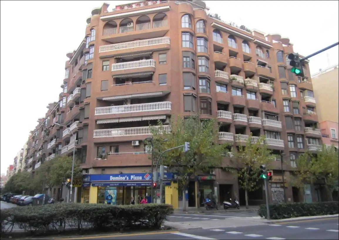 Motorbike with lift for sale in Avinguda del Doctor Peset Aleixandre 68, imagen 2