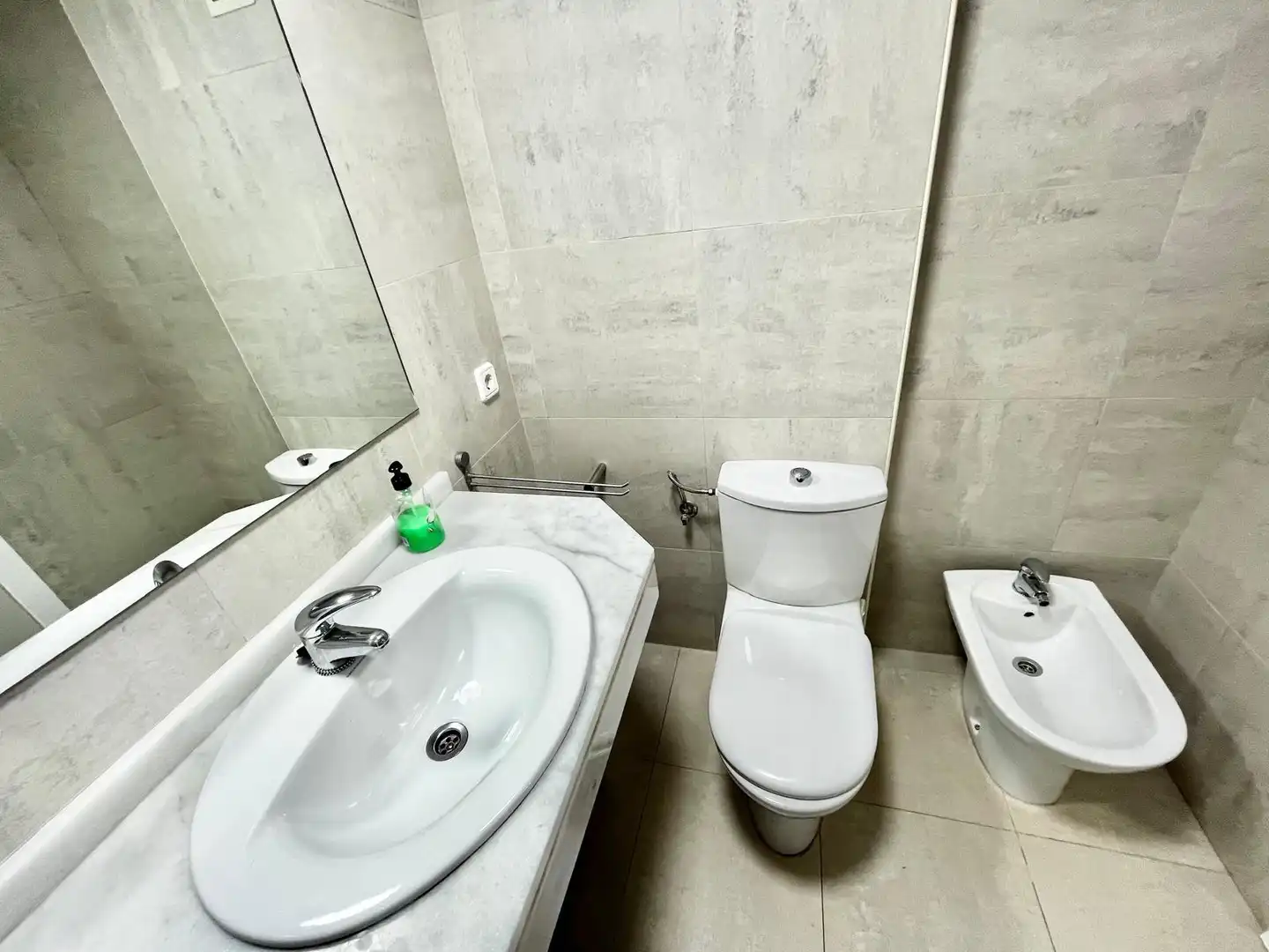 Bany de Apartament de lloguer en La Manga del Mar Menor amb Aire condicionat, Calefacció i Piscina